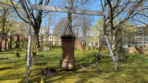 Ein Kran zieht einen Grabstein auf dem jüdischen Friedhof in Mainz in die Luft. Die Steine sind teilweise in schlechtem Zustand und müssen restauriert werden.