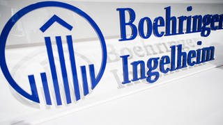Der Schriftzug des Pharmaunternehmens Boehringer Ingelheim ist auf einer Plexiglaswand dargestellt
