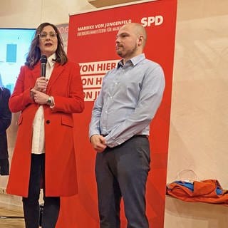 Die Vorsitzende der SPD-Stadtratsfraktion Jana Schmöller und die beiden Vorsitzenden, Mareike von Jungenfeld und Christian Kanka, stehen auf einem roten Teppich. Im Hintergrund steht eine Wand mit SPD-Logos.