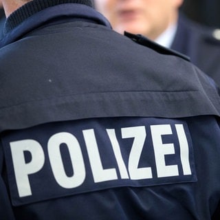 In Bad Kreuznach haben zwei mumaßliche Ladendiebinnen Polizisten verletzt.