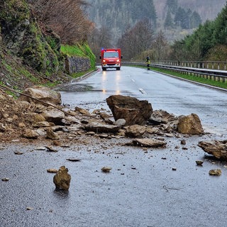 Felssturz auf der Bundesstraße bei Kellenbach