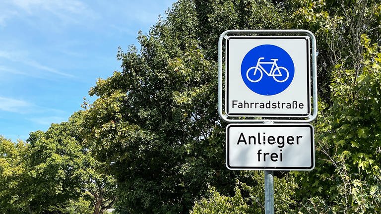 Ein Schild in Mainz weist auf eine Fahrradstraße hin