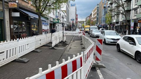 Auf einer der Hauptverkehrsachsen in der Mainzer Innenstadt, der Großen Bleiche, hat sich die Straße gesenkt.