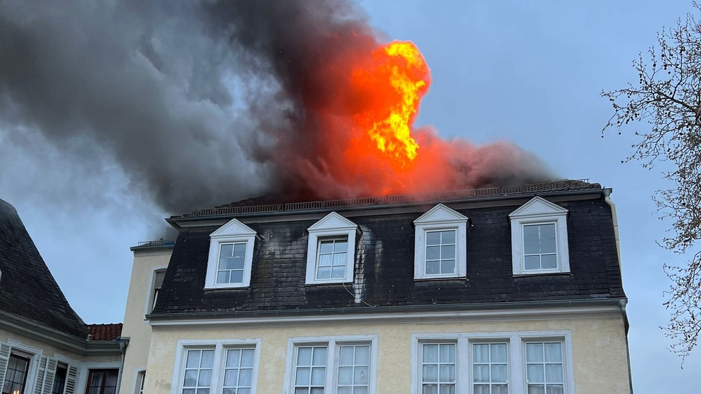 Nach dem Dachstuhlbrand in Ingelheim brauchen die Bewohner neue Unterkünfte, das Haus ist unbewohnbar.