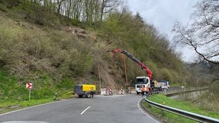 Nach Felsstürzen wird die B421 voll gesperrt, um den Hang zu sichern