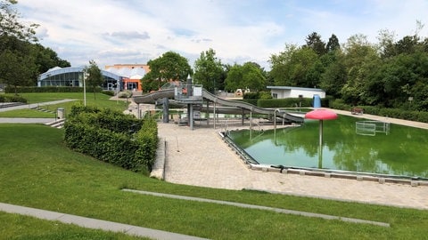 Das Außengelände des Freibades in Nieder-Olm