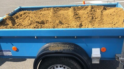 Die Polizei stoppte einen Autofahrer, der seinen Anhänger mit Sand komplett überladen hatte.