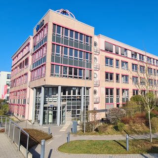 In einem Bürogebäude am Mainzer Kisselberg sollen 480 Flüchtlinge unterkommen.