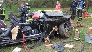 Ein Unfallauto hat bei Oberstreit im Kreis Bad Kreuznach mehrere Obstbäume gefällt.