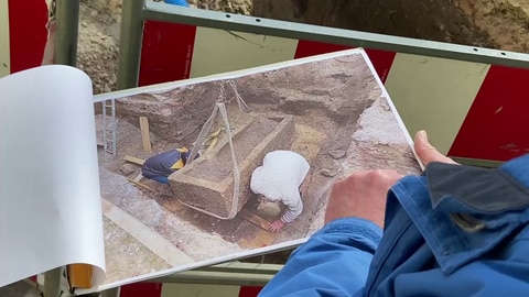 Foto von einem Sarkophag aus der Römerzeit. Das Fundstück war bei Bauarbeiten für einen Spielplatz in Alzey entdeckt worden.