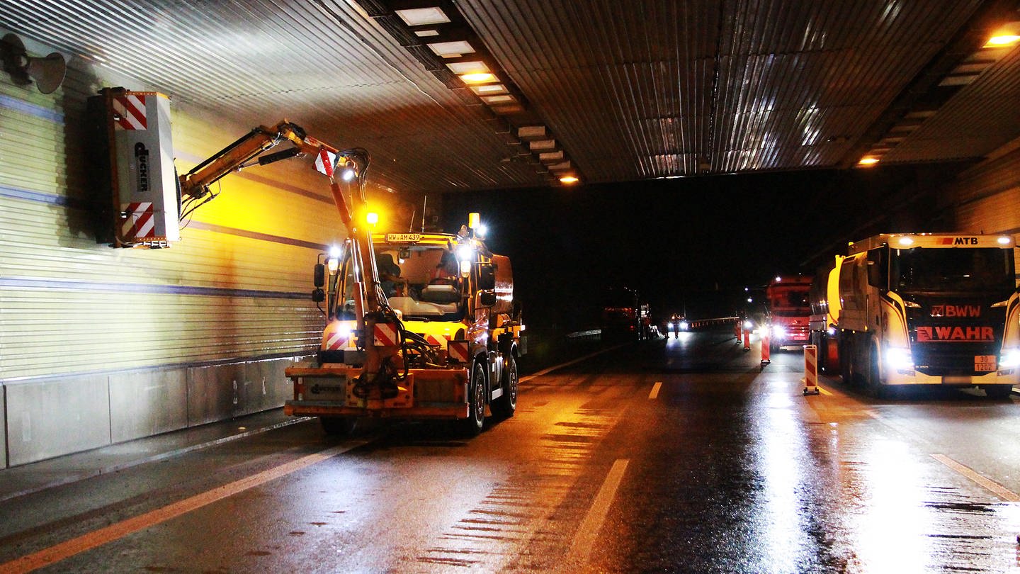 Mit einem Unimog werden die Wände am Hechtsheimer Tunnel auf der Autobahn 60 gereinigt. Währenddesen wird der Autoverkehr auf einer Spur an der Baustelle vorbeigeführt.