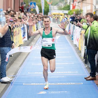 Gewinner Pramau Uladzislau aus Belarus läuft durchs Ziel.