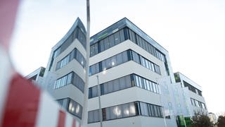 Durch den Umsatzeinbruch des Mainzer Corona-Impfstoff-Herstellers BioNTech brechen auch der Stadt Mainz Gewerbesteuereinnahmen weg.