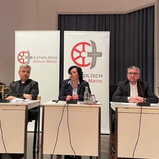Vertreter des Bistums Mainz, darunter Bischof Kohlgraf, stellen sich den Fragen der Bürger zur Missbrauchsstudie.
