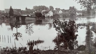 Ein Schwarzweißbild zeigt den zum Teil überfluteten Ort Selzen im Mai 1978