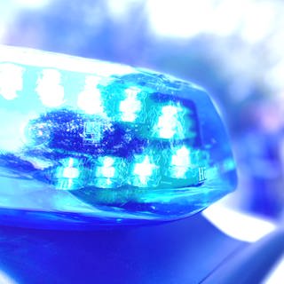 Ein Blaulicht auf einem Polizeiwagen