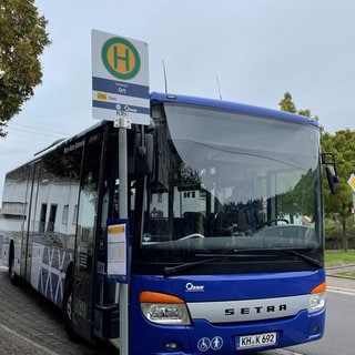 Ein Bus der Busgesellschaft KRN steht an einer Haltestelle.