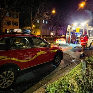 Feuerwehrautos stehen vor dem verrauchten Haus in der Mainzer Oberstadt.