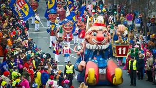 Ein Mottowagen des Mainzer Carneval-Vereins fährt beim Rosenmontagszug durch die Innenstadt.