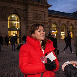 Manuela Matz spricht bei einem Wahlkampftermin mit einem Mainzer Bürger.