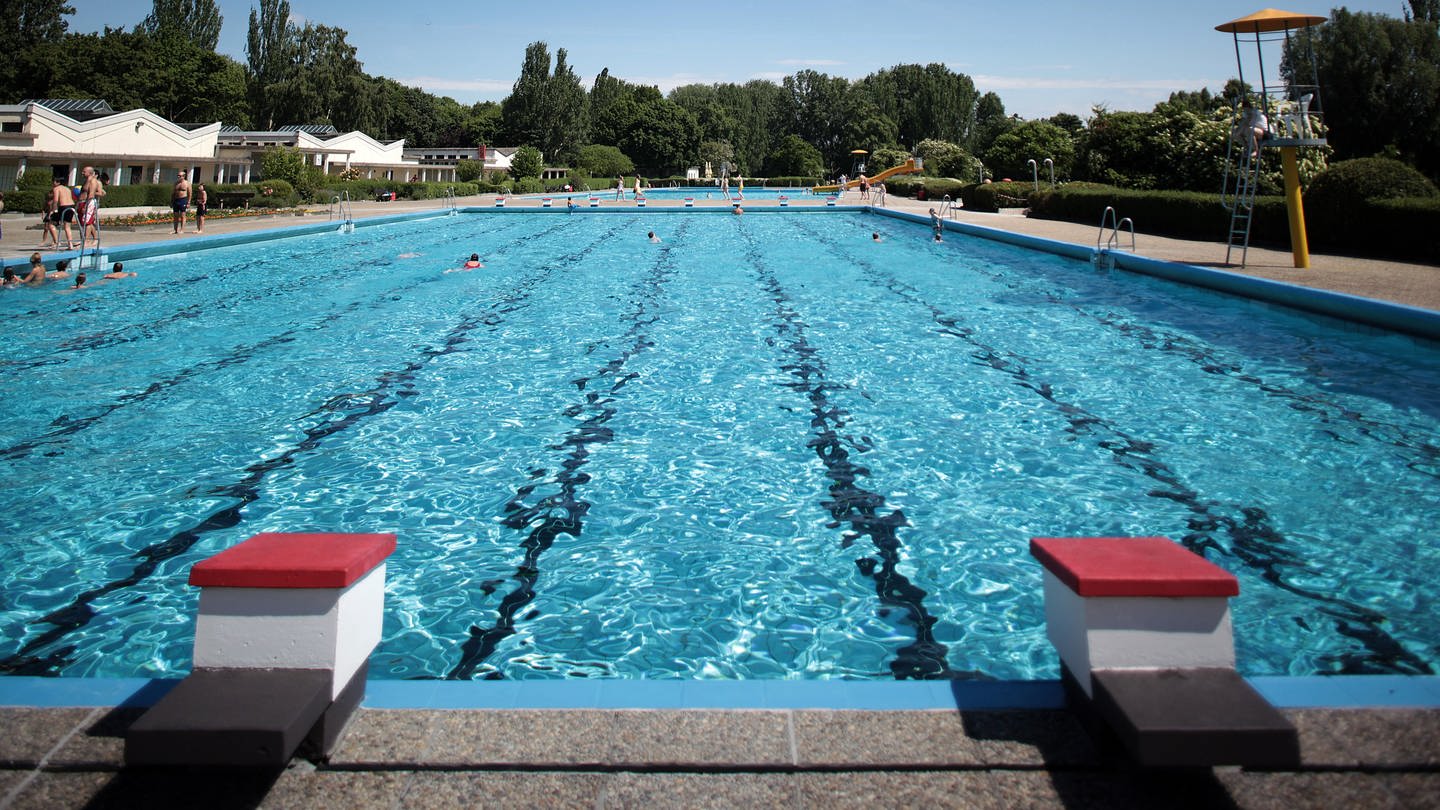 Auf dem Gelände des Wiesbadener Schwimmbads Maaraue sollen Silos für Wasser aus Freibädern entstehen.