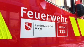 Ein Mainzer Feuerwehrauto mit dem 112-Schriftzug.