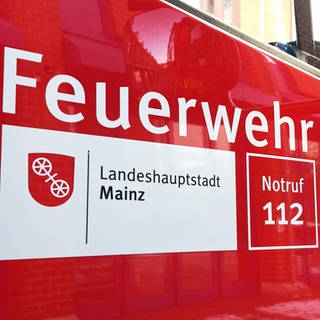 Ein Mainzer Feuerwehrauto mit dem 112-Schriftzug.