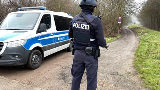 Polizeibeamte riegeln die Schrebergarten-Anlage nahe der Schiersteiner Brücke ab.
