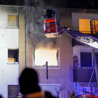 In diesem Mehrfamilienhaus in Wiesbaden-Dotzheim ist ein Mann bei einem Feuer in seiner Wohnung im ersten Stock gestorben.