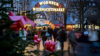 Der Eingang der Nibelungen Weihnacht mit dem Schriftzug "Wormser Weihnachtsmarkt".