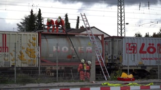 Spezialkräfte pumpen die Salzsäure aus dem undichten Kesselwagen am Bahnhof Gau-Algesheim.