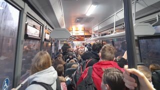 Schulbus-Chaos: Kaum Platz für alle Kinder in den Schulbussen der KRN.