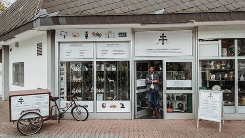 Der Mainzer Antiquitätenhändler Thomas Verrier steht vor seinem Laden in Mainz-Finthen.