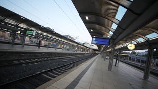 Ein leerer Bahnsteig im Mainzer Hauptbahnhof.