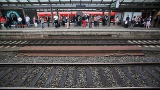Pendler müssen sich auf massive Behinderungen im Zugverkehr einstellen wegen Bauarbeiten der DB.