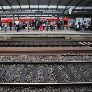 Pendler müssen sich auf massive Behinderungen im Zugverkehr einstellen wegen Bauarbeiten der DB.