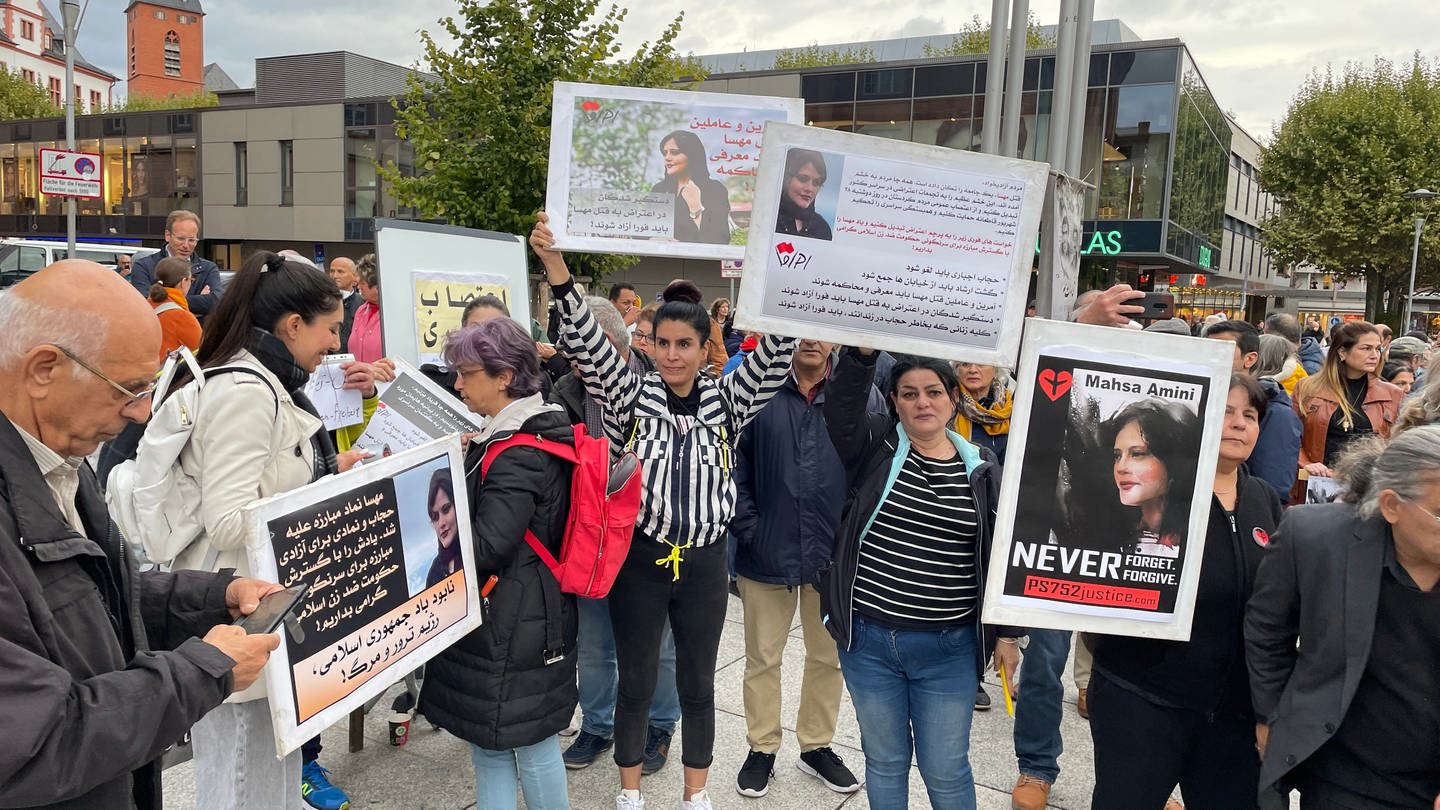 Zahlreiche Menschen demonstrieren in Mainz gegen das iranische Regime.
