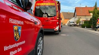 Die Freiwillige Feuerwehr Rhein-Selz sichert ein Haus in Wintersheim, das größere Risse hat und drohte einzustürzen. 