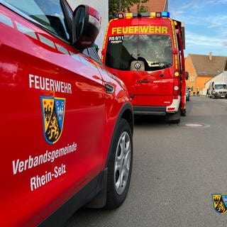 Die Freiwillige Feuerwehr Rhein-Selz sichert ein Haus in Wintersheim, das größere Risse hat und drohte einzustürzen. 