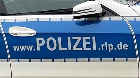 Die Tür eines Polizeiautos mit Aufschrift "Polizei"