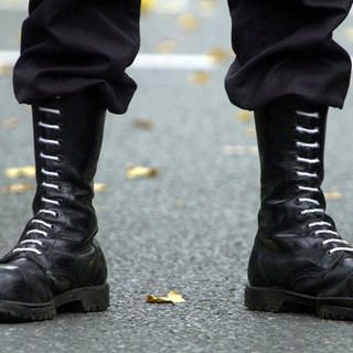 Springerstiefel eines Neonazis