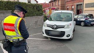 Ein Mitarbeiter des Verkehrsüberwachungsamtes der Stadt Mainz schreibt einen Strafzettel, weil ein Auto im Stadtteil Mombach im Halteverbot steht. Die Feuerwehr kam dort bei einer Kontrollfahrt nicht um die Ecke. 