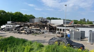 Nach dem Brand im Industriegebiet in Alzey ist die Lagerhalle komplett zerstört