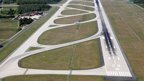 Die Nordwestlandebahn am Frankfurter Flughafen wird wegen Sanierung zwei Wochen gesperrt.