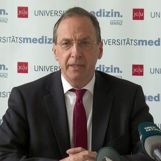 Der Vorstandschef der Unimedizin Mainz äußert sich zu den Vorwürfen, eine Putzfrau habe bei einer OP assistiert. Er räumte den Fall aus dem Jahr 2020 ein, sagte aber auch, dass es sich um einen Einzelfall handele und der operierende Arzt nicht mehr für die Universitätsmedizin arbeite.