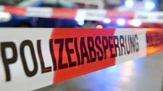 Die Polizei hat Haus in Nierstein umstellt und abgesperrt. In einer Wohnung hat sich ein Mann verschanzt.