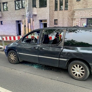 Der Laster rammte das Auto an der Rheinallee in Mainz so, dass die gesamte Fahrerseite eingedrückt wurde.