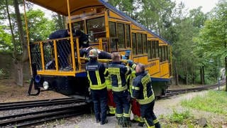 Ein Verletzter wird mit der Wiesbadener Nerobergbahn gerettet.