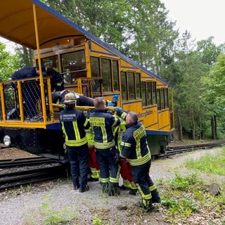 Ein Verletzter wird mit der Wiesbadener Nerobergbahn gerettet.