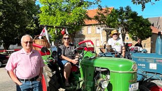 Zu einer Demo gegen das Ausschanks-Verbot in der Verbandsgemeinde Rhein-Selz sind auch eine Landwirtin und ein Landwirt mit ihren Traktoren gekommen. 